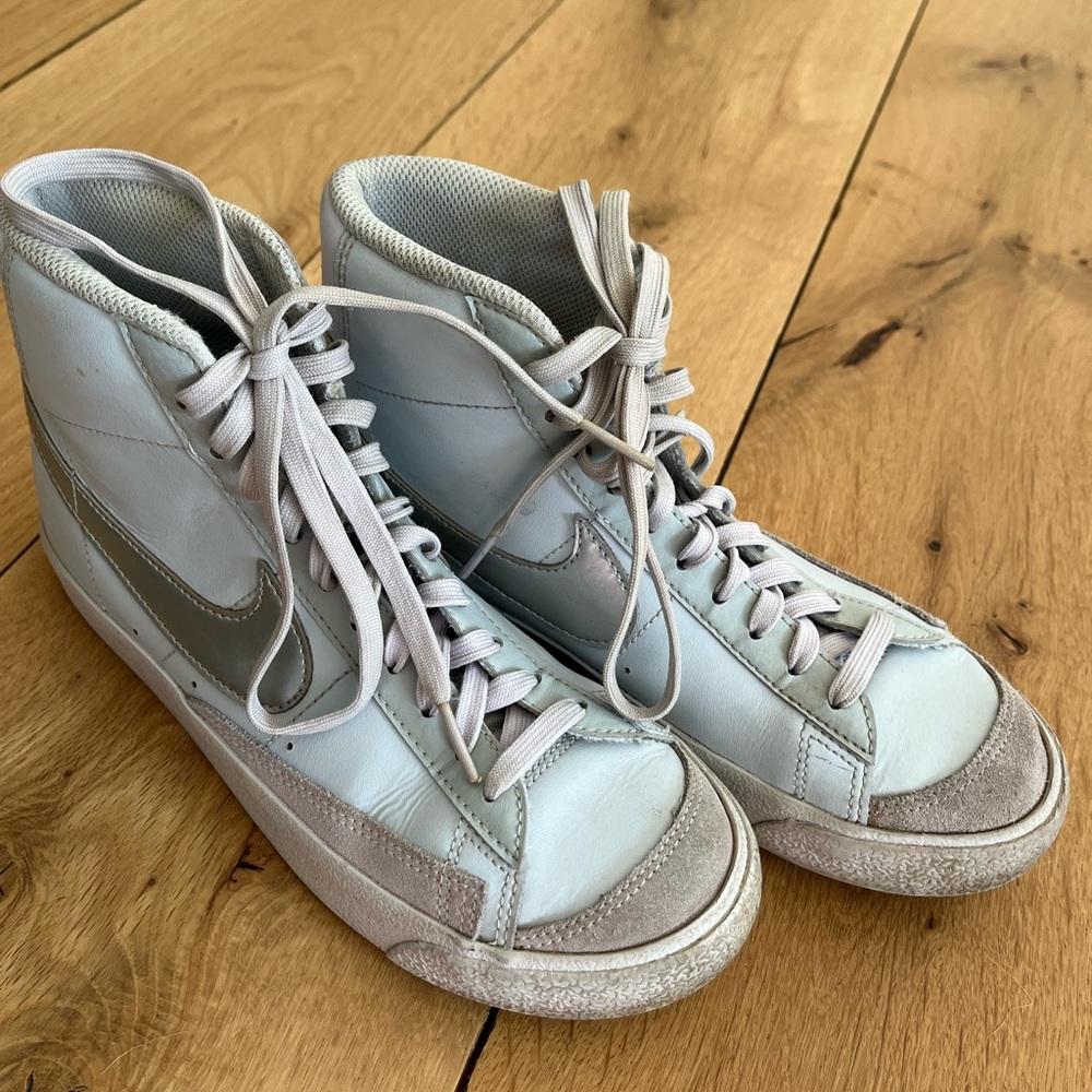 Nike High-Top Sneakers in Light Blue and Beige